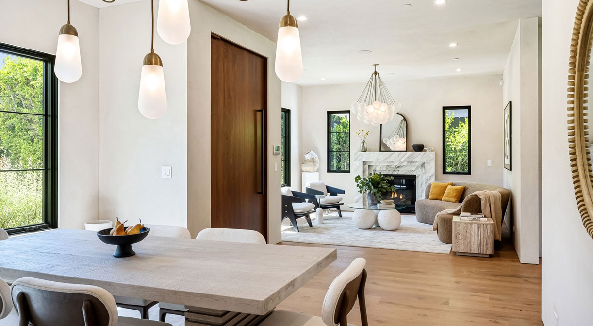 Moderner offener Wohn- und Essbereich mit gelungener Beleuchtung.