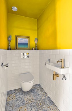 Kleines Badezimmer mit gelber Wand